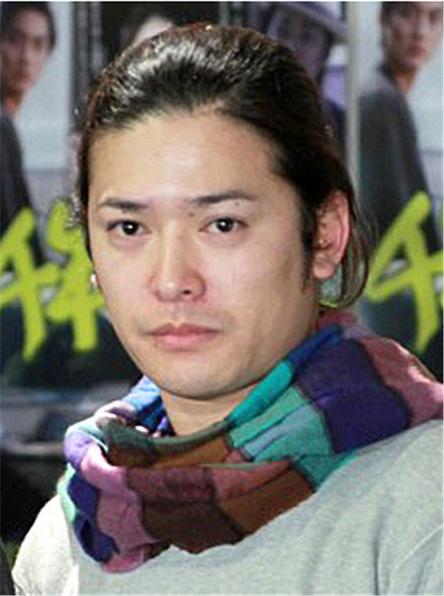 男演员高冈奏辅退出娱乐圈一年，近况曝光，沦落到在餐厅收垃圾 - 3