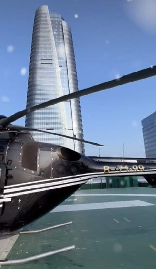 65岁吕良伟重现《上海滩》造型，屋顶开直升机，帅气出场笑容灿烂 - 8