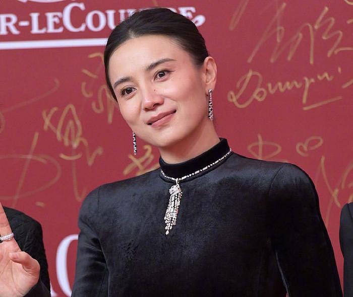 上海电影节明星怼脸生图：王源痘坑闭口明显，于文文变网红脸 - 1