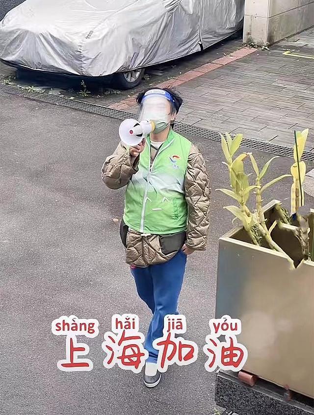 知名演员陈龙上海做防疫志愿者，戴防护罩拿喇叭，忙前忙后接地气 - 4