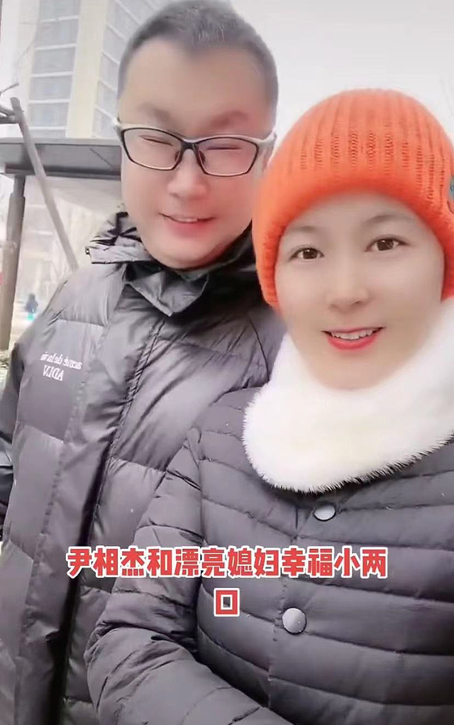 尹相杰带爱妻上街买菜，在北京街头不戴口罩，小16岁妻子肤白貌美 - 2