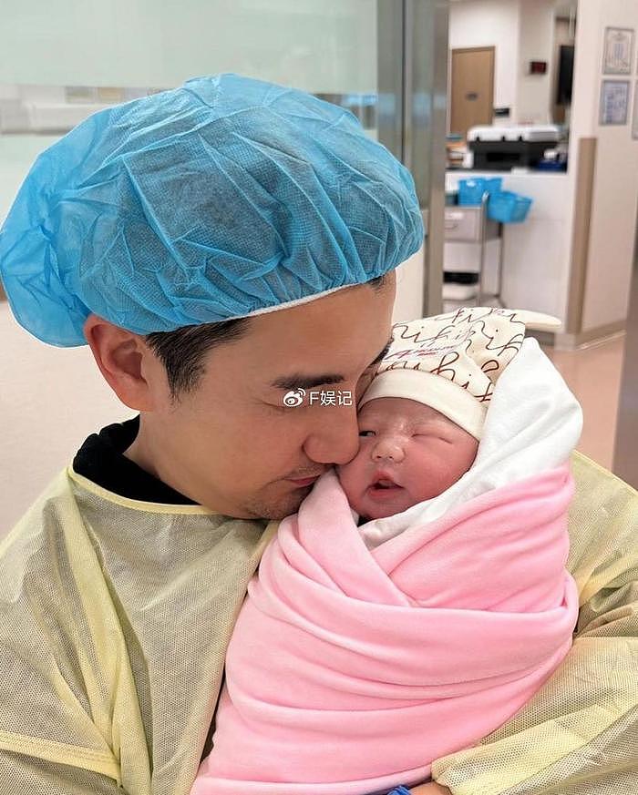 洪永城宣布第二胎女儿出生 一家四口首张全家福曝光 - 5