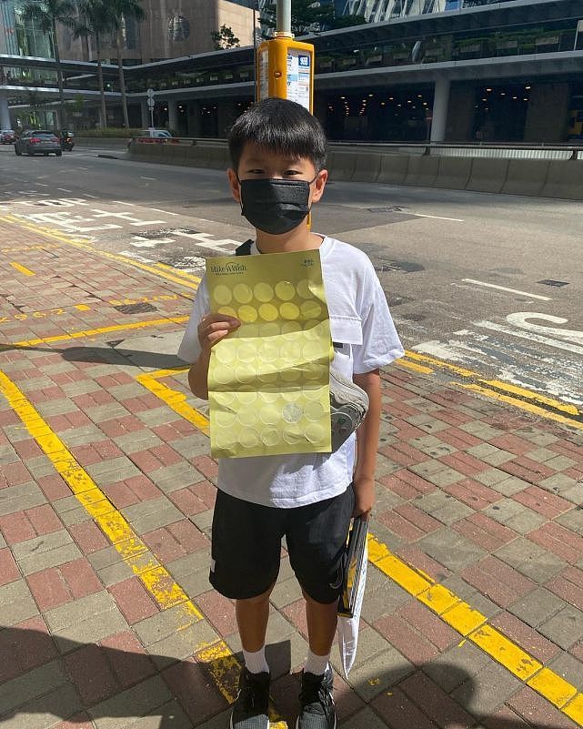 TVB艺人姚嘉妮带子女在街上卖旗筹款 为保护女儿隐私一直遮挡真容 - 5
