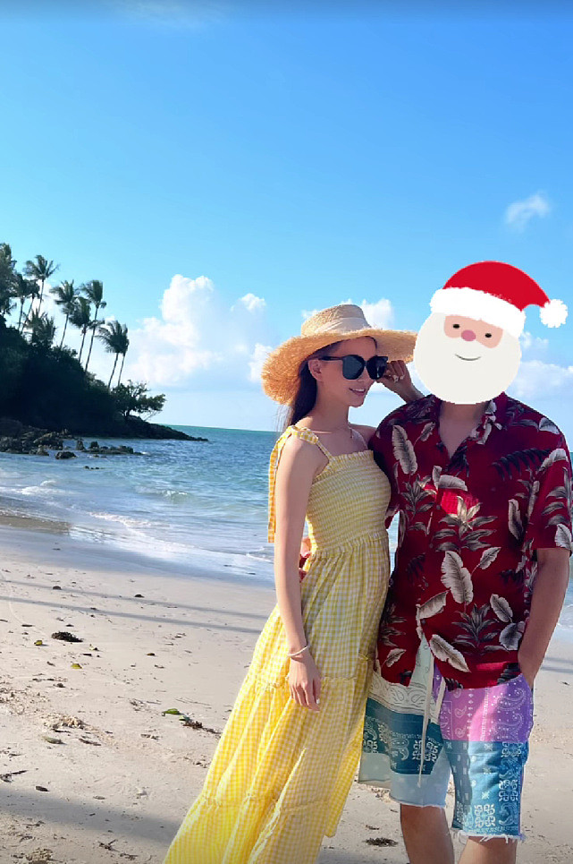周杰伦与昆凌手牵手在沙滩上散步 夫妻俩各种秀恩爱享受度假 - 2