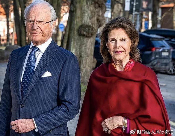 瑞典王后老了依旧美丽！披红色斗篷闪耀音乐会，80岁仍保持少女腿 - 3