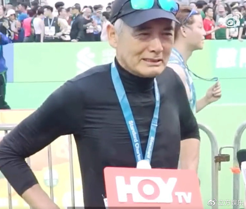 67岁周润发参加香港马拉松 1小时3分完成10公里跑 - 3