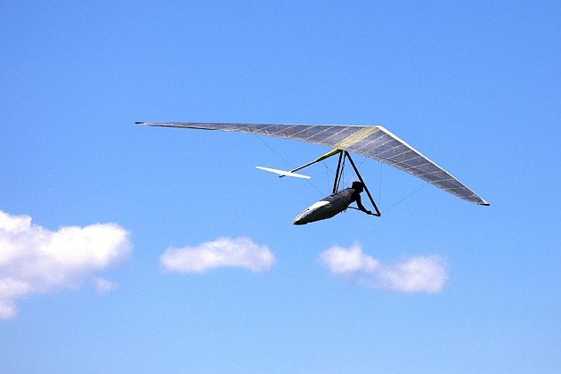 悬挂式滑翔机有很大的机翼，非常符合空气动力学，而且非常轻。所有这些都能在没有发动机的情况下最大限度地提高升力，实现长距离飞行。