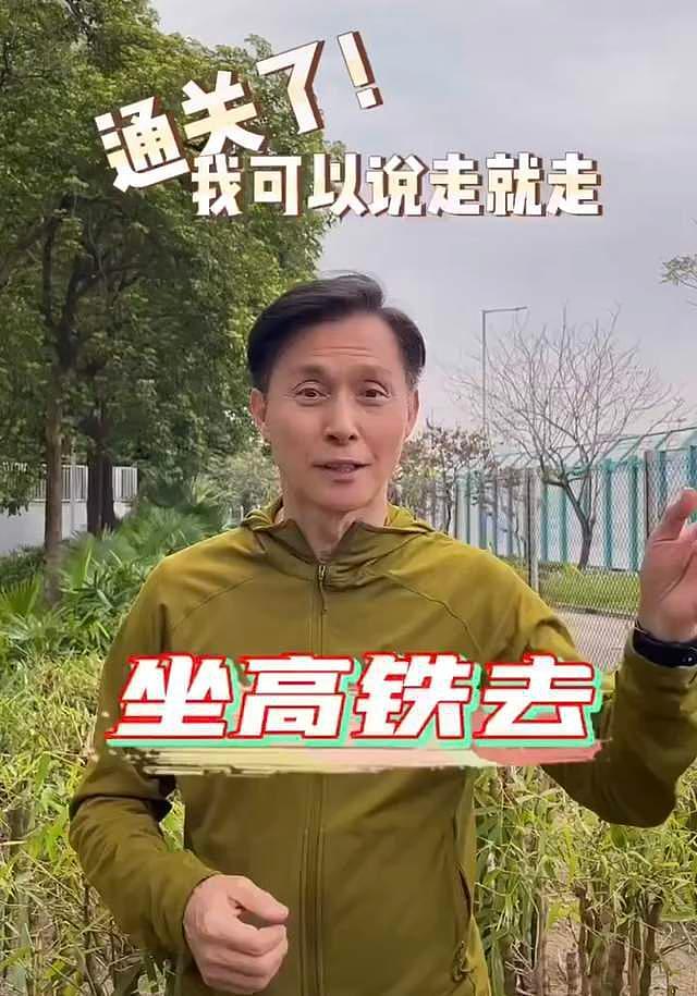 66岁TVB港星张国强坐高铁，来内地游玩心情好，鬓角花白面色红润 - 3