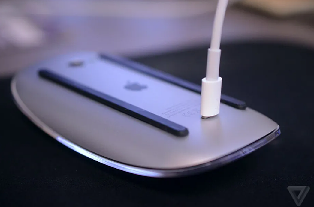 苹果推出新款Magic Mouse鼠标 充电方式仍遭外媒吐槽 - 1