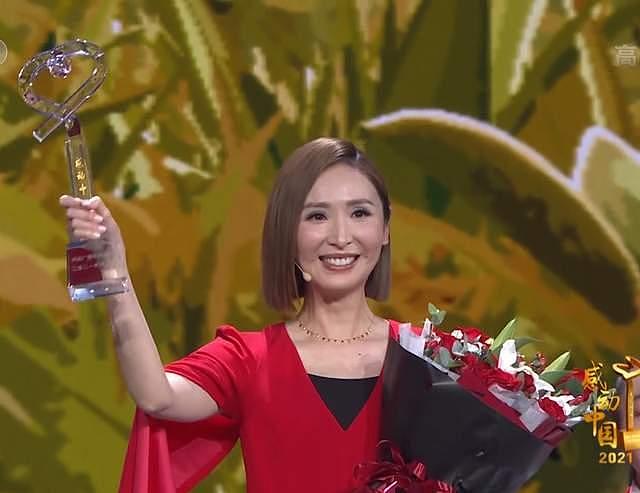 TVB陈贝儿获感动中国大奖，眼眶含泪举奖杯，白岩松为其念颁奖词 - 8