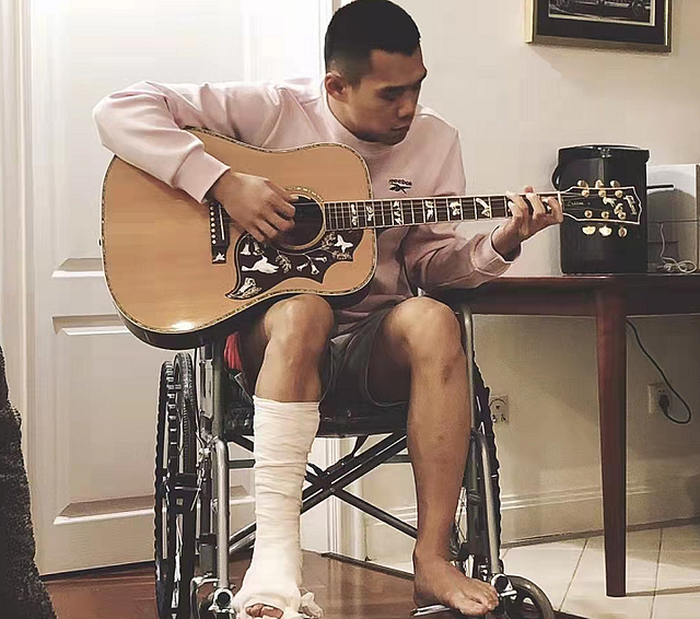 歌手耿斯汉自曝遇意外，跟腱断裂坐轮椅，曾上综艺《中国好声音》 - 3