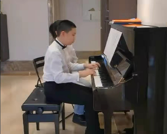 林永健儿子林大竣近照曝光，在家弹钢琴考英皇八级，被称赞太优秀 - 2