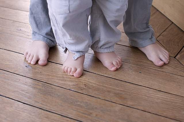 杜淳陪8个月女儿练爬行，小蛋饺光脚爬超可爱，学爬期要穿袜子吗 - 7