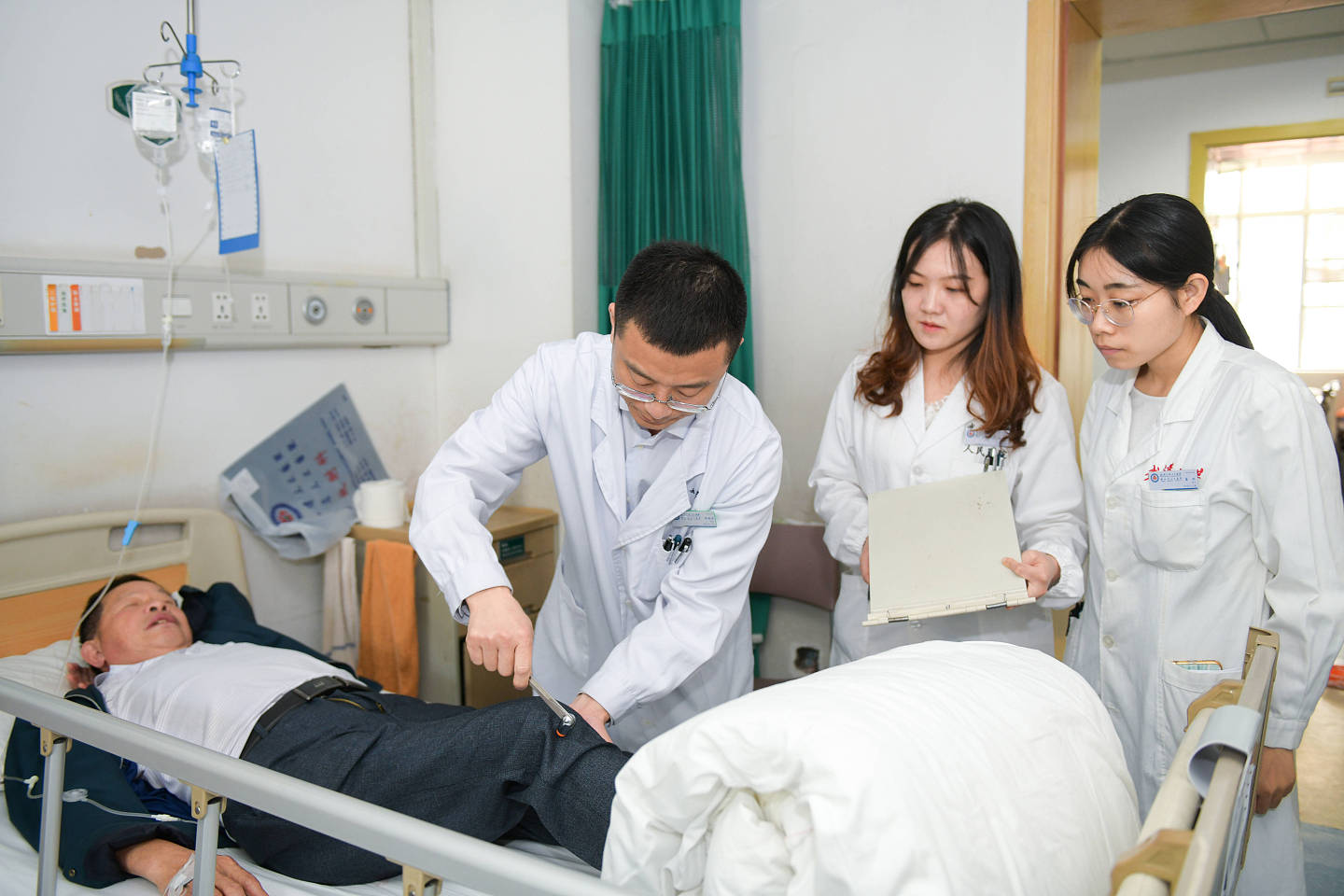 狐大医 | 武汉大学人民医院团队再突破，为阿尔茨海默症药物研发提供了新靶点 - 1