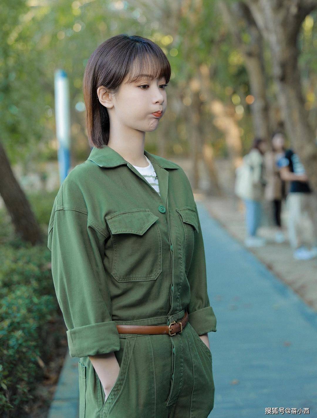 杨紫的造型师又成功了，军绿色风衣配牛仔裤，让她看上去洋气太多 - 9