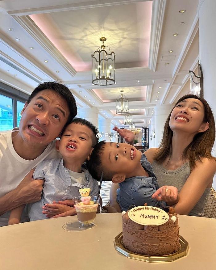 宋熙年生日与家人开心庆祝 老公陈智燊和两个儿子同时献吻 - 5