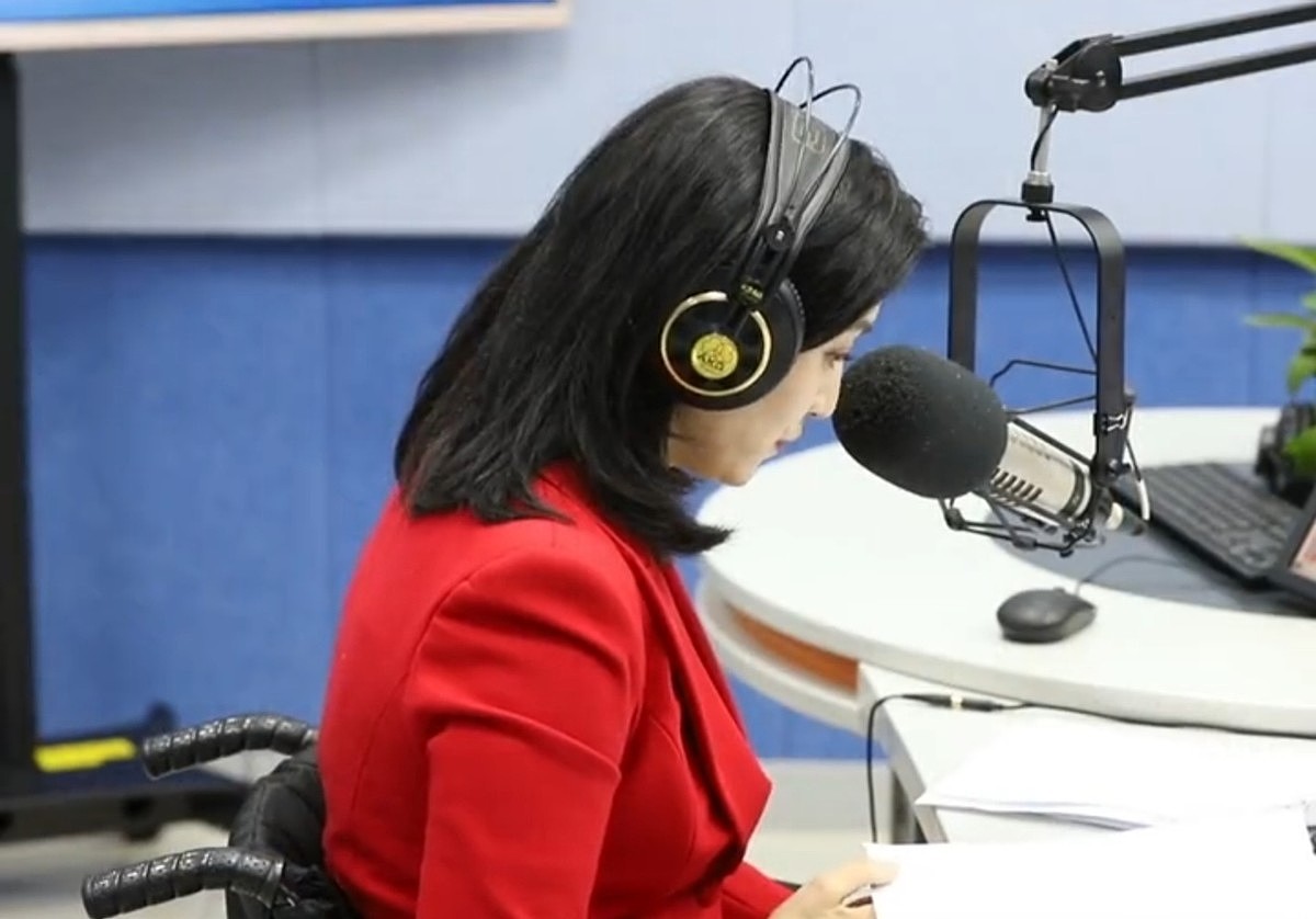 梁艺从湖南台辞职到小电台，瘫痪坐轮椅播报新闻，至今仍是单身 - 5