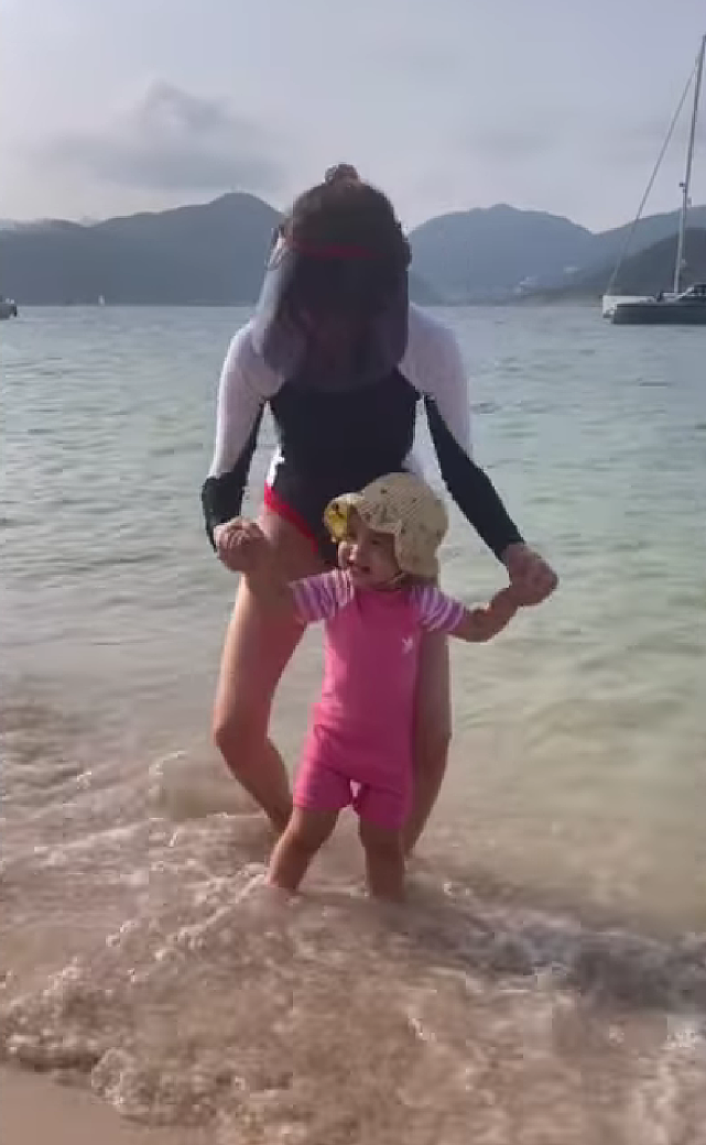 因拍戏而成闺蜜！TVB女艺人谭凯琪携女儿和杨秀惠在海边玩水合影 - 6