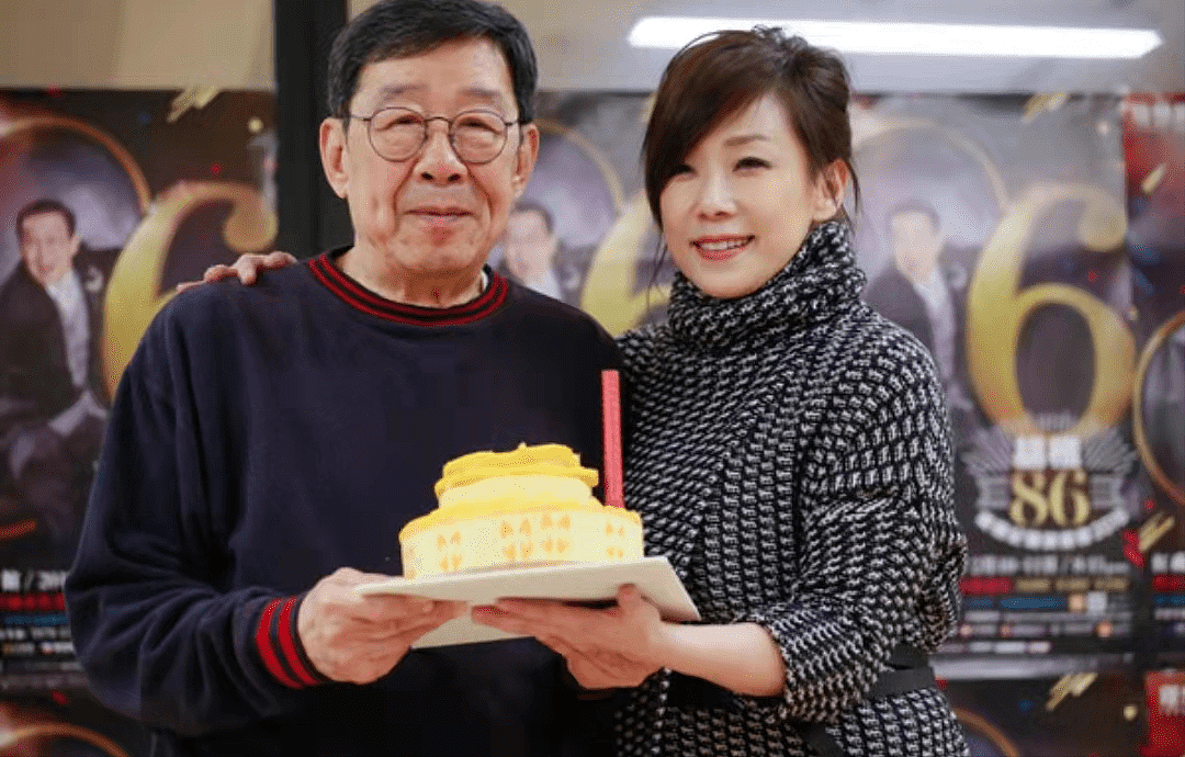 90岁大寿！TVB老戏骨获好友送金寿桃蛋糕庆祝，与太太恩爱数十载 - 11