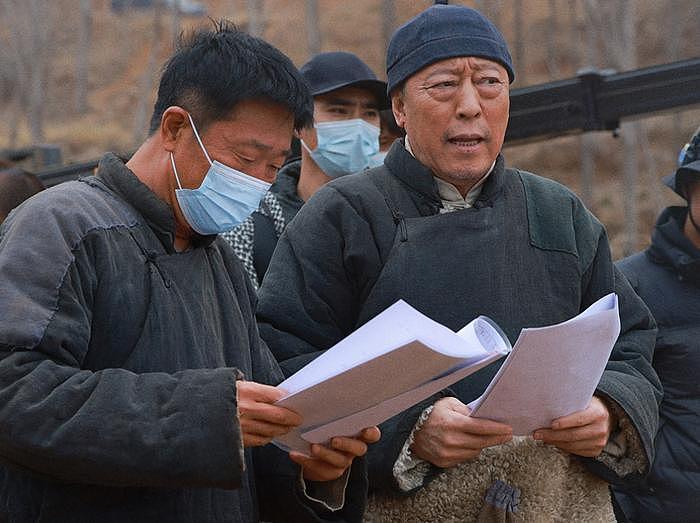 杨幂新剧杀青又被嘲，状态撑不住镜头特写，剧方疑似内涵不看剧本 - 25