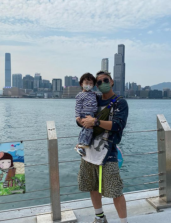 TVB小生陈山聪放假陪妻儿游玩 父子俩玩滑梯和脚踏船 - 5