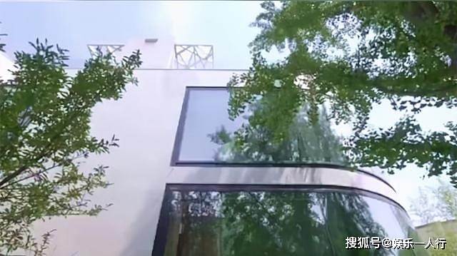 看看江一燕的北京豪宅，室内建有超大锦鲤池 - 5