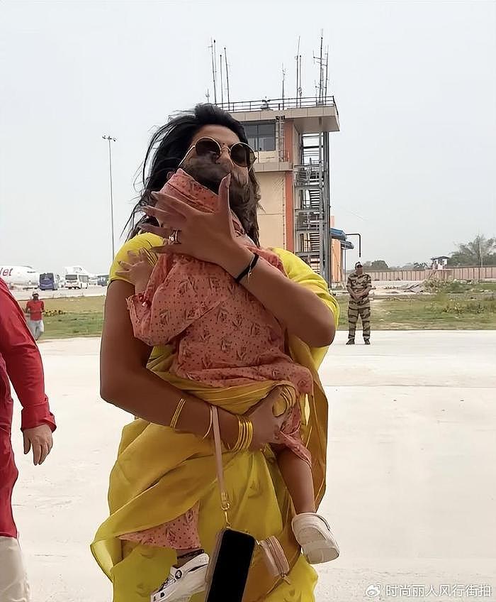 印度国宝级巨星携家人回祖国！2岁女儿穿粉色好甜，光脚参观寺庙 - 10