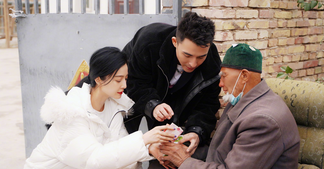 范冰冰远赴新疆做公益，给老人亲手喂糖送慰问金，呼吁多陪伴老人 - 6