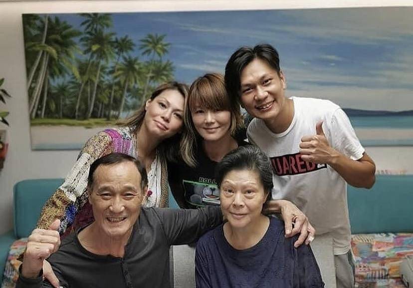 香港武打巨星患肺癌后罕见露面，眉毛几乎全白，77岁才注册结婚 - 5