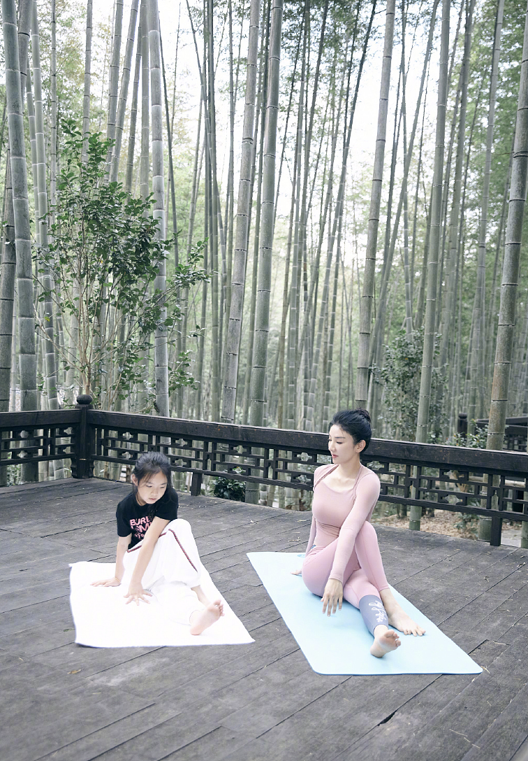 黄奕携女儿在竹林间练习瑜伽，展现超强柔韧度，称运动让人自信 - 3