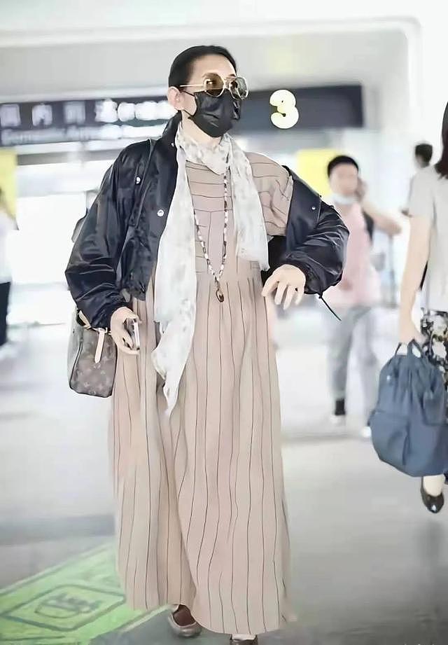 倪萍65岁瘦身变漂亮，穿娃娃裙走机场，穿出了中老年人的时尚美感 - 2