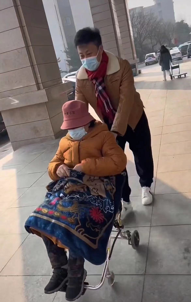52岁耿为华在医院照顾老母亲，推轮椅忙前忙后，苍老许多无人认出 - 4