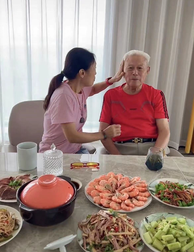 60岁吴琼回安徽娘家，豪宅曝光满桌硬菜，与年迈父亲长相复制粘贴 - 1