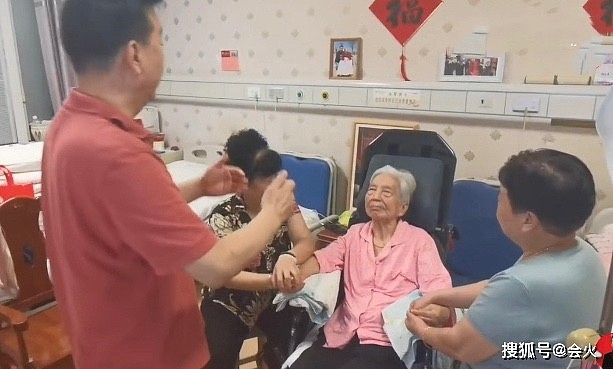 主持人张泽群现身医院，为脑梗母亲唱歌，曾被造谣3次求婚董卿 - 2