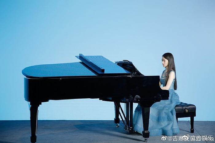 吉娜穿蓝色玛瑙流沙长裙优雅动人 指尖在琴键奏出动人旋律 - 1