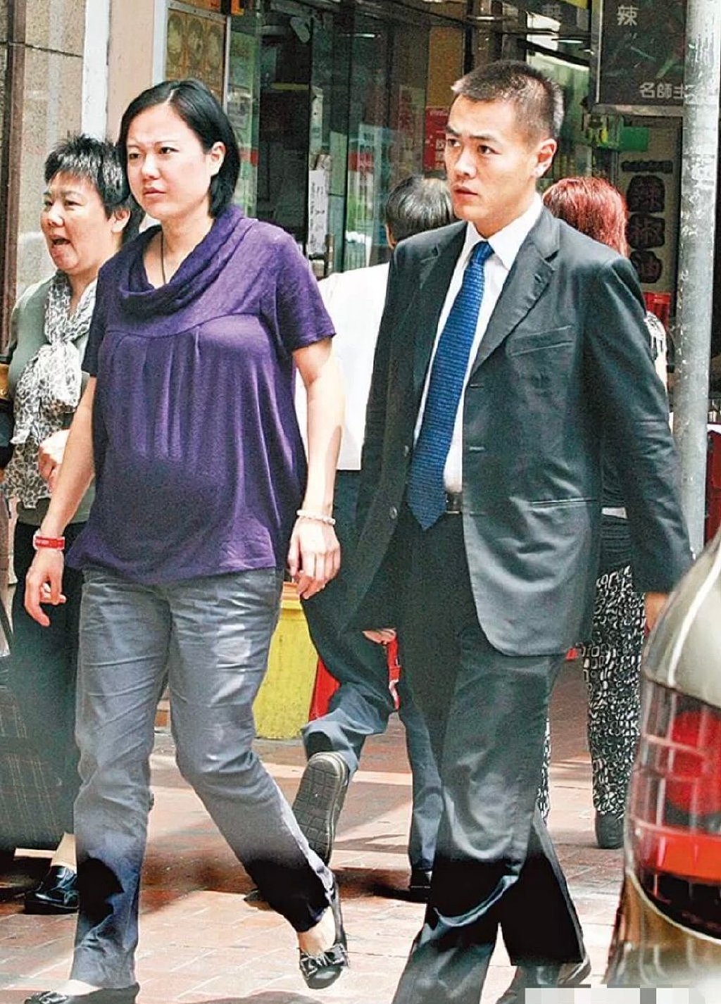 42岁刘鸣炜现身母婴店，新婚妻子疑似怀孕，已育有仨子女最大14岁 - 7