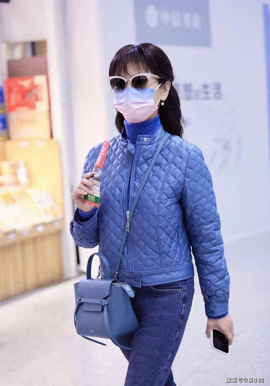 “赵雅芝”真是穿搭高手，一身蓝+高筒靴走机场，减龄大气又好看 - 4