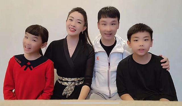 刘和刚一家四口合唱庆新年，一双儿女像爸，妻子曾是世界小姐亚军 - 2