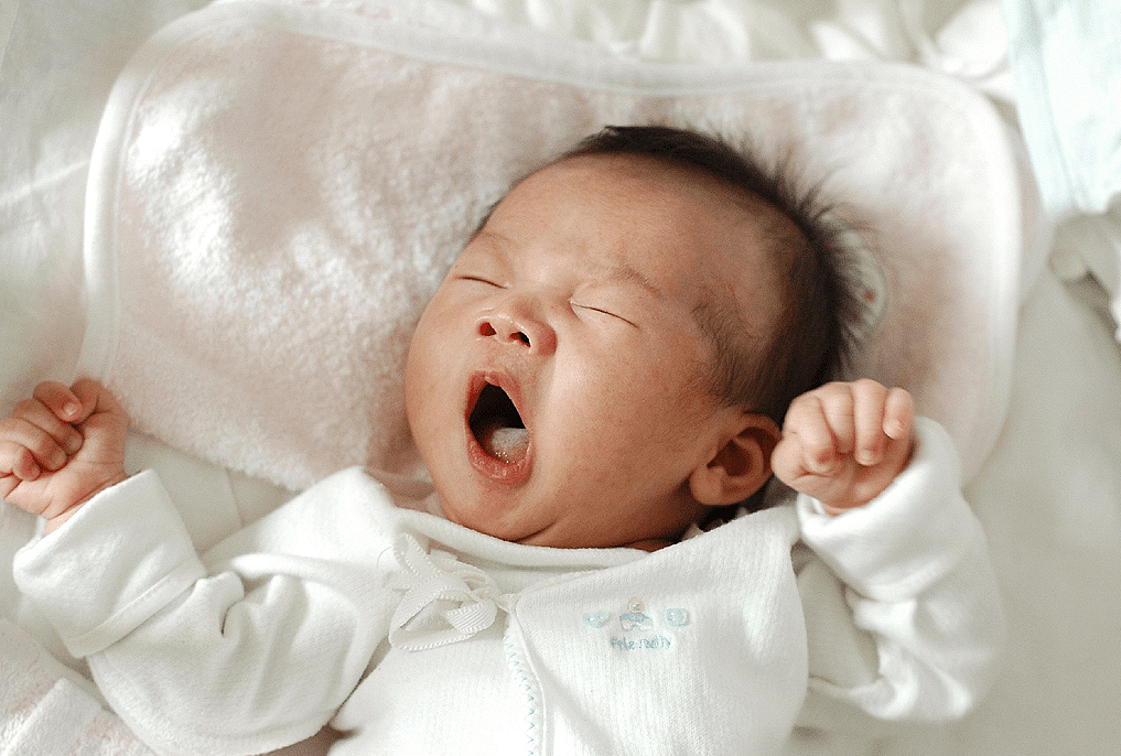 宝宝过了这个月龄还不用枕头，或伤到颈椎发育，有些宝宝要提前 - 4