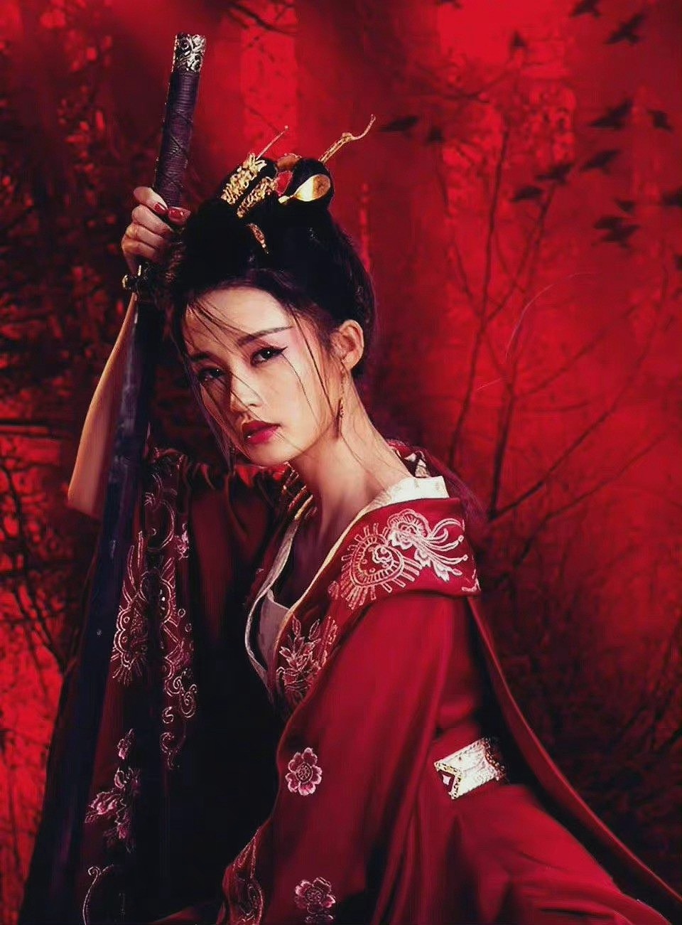31岁李沁太适合古装造型了，一袭红衣仙气飘飘，手握长剑又美又飒 - 1