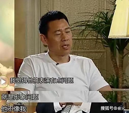 61岁吕丽萍在家和儿子合照！素颜脸部不见皱纹，一头黑发十分浓密 - 6