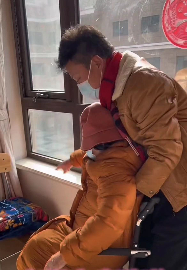 52岁耿为华在医院照顾老母亲，推轮椅忙前忙后，苍老许多无人认出 - 2