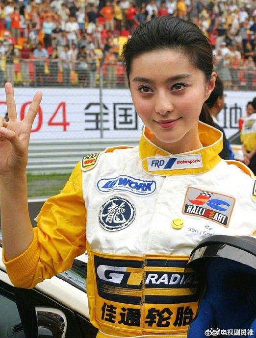 2004年，成龙慈善杯车赛活动上的女明星 - 1