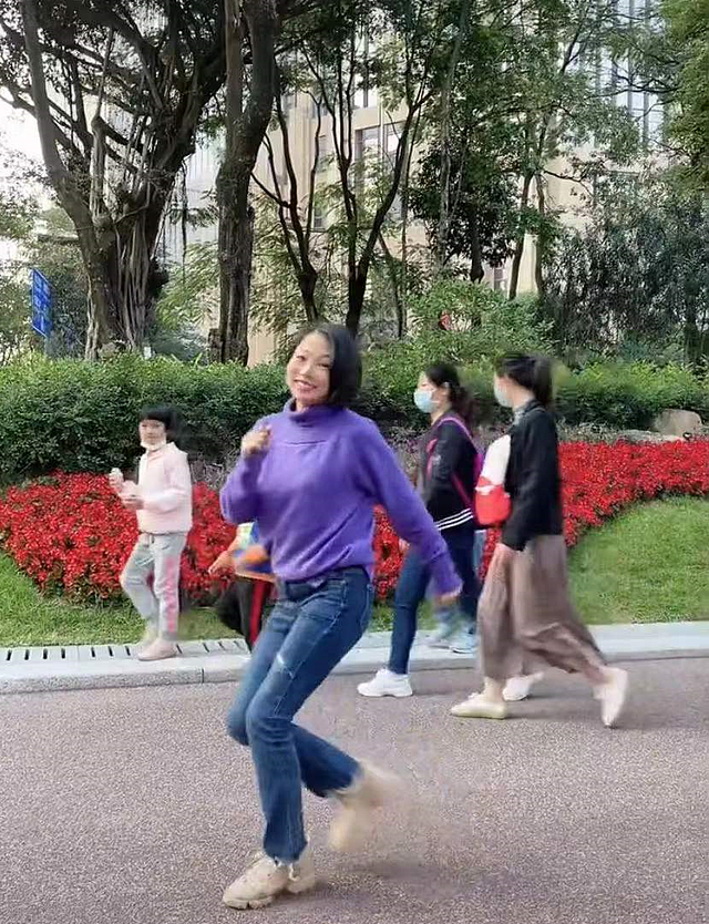 55岁港星刘玉翠在广州街头热舞，不顾形象露肚皮，周围人来人往 - 8