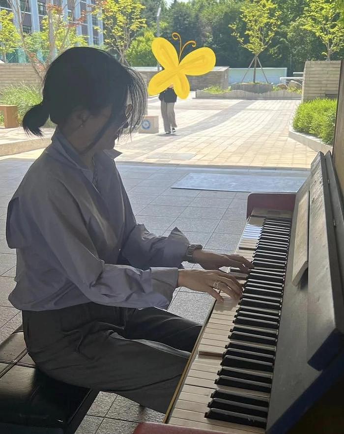 韩国知名女星，等待家长观摩课时，在孩子学校弹钢琴 - 2