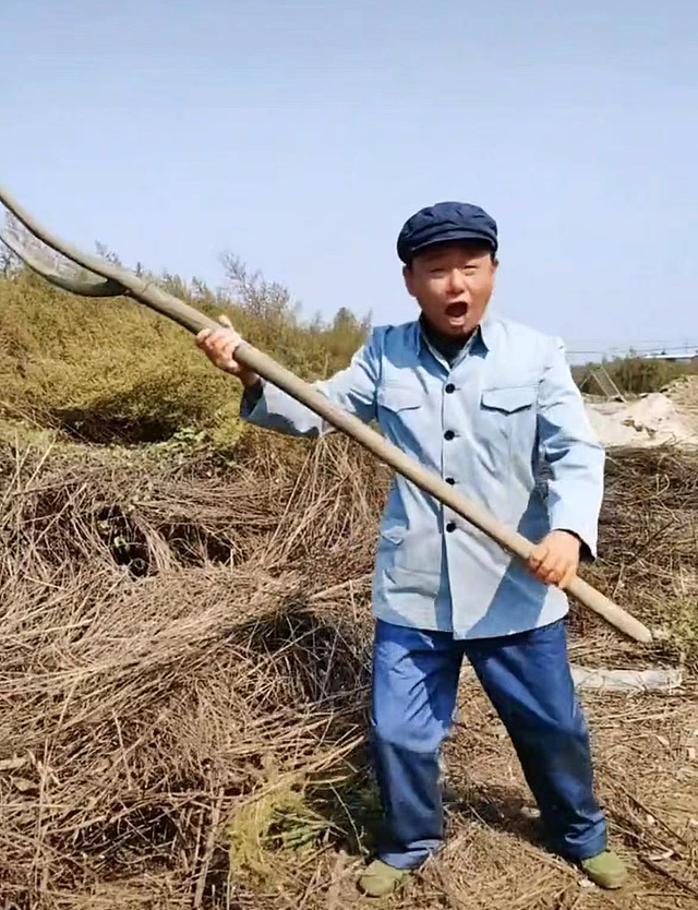 52岁演员邵峰河北农村生活，泥土地喂牲口没架子，走路踉跄好朴素 - 5