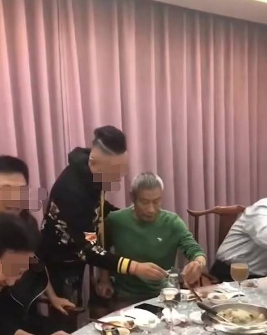 64岁老戏骨刘佩琦参加饭局，头发已全白喝得微醉，还给杨少华敬酒 - 2
