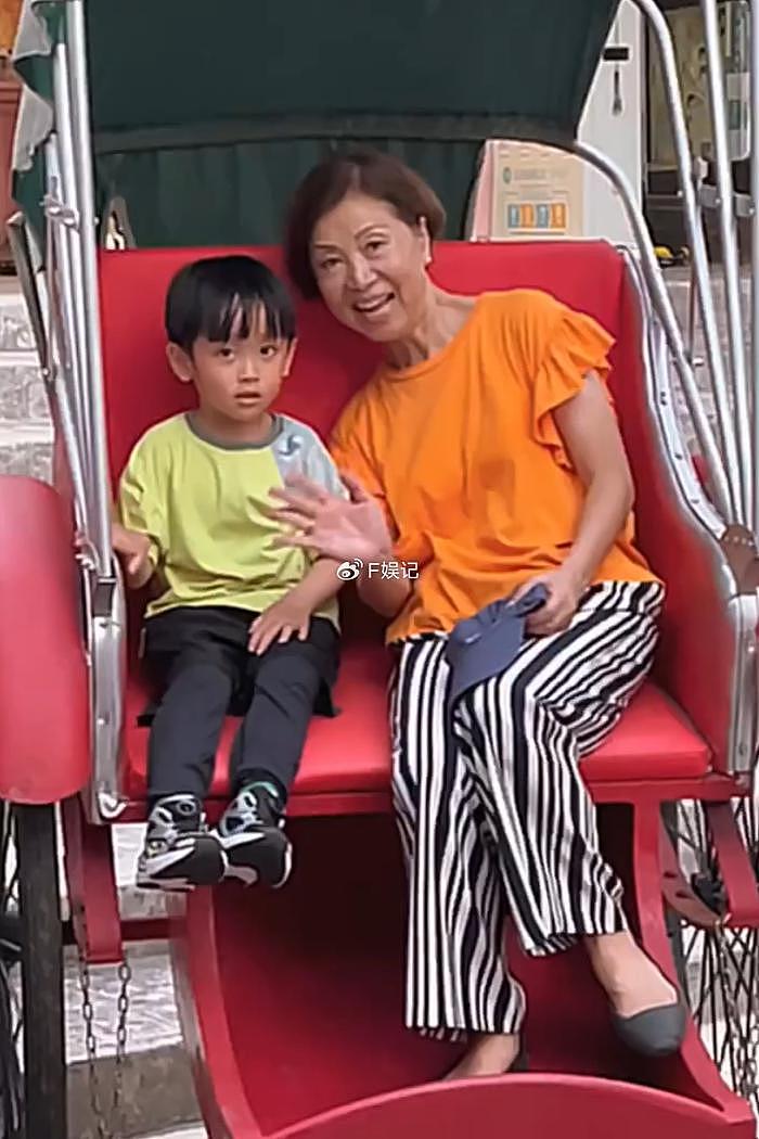 陈凯琳带爸妈儿子去主题乐园游玩 郑嘉颖回内地忙参加真人秀节目 - 6