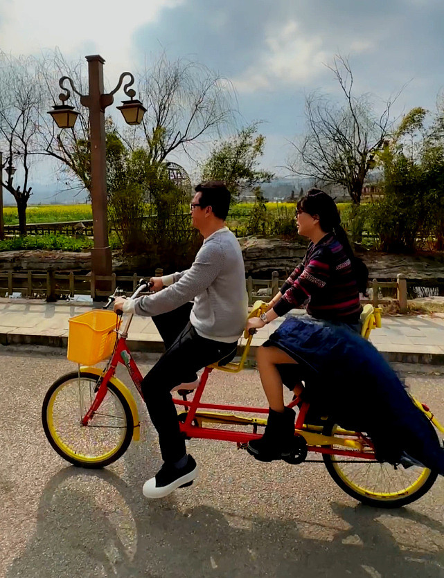 吕良伟夫妇开心旅游秀恩爱 夫妻俩骑自行车看油菜花很甜蜜 - 6