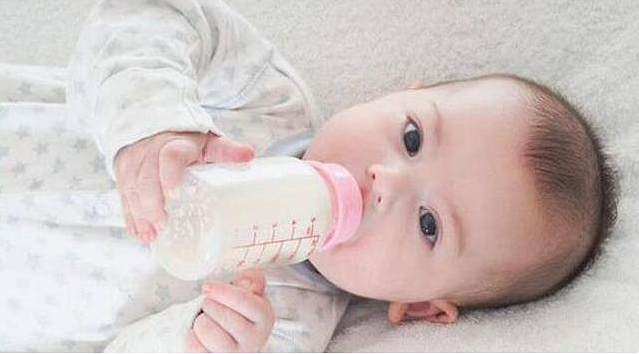 宝宝的“臭臭”呈这种状态，说明平时并没吃饱，要注意增加奶量 - 2